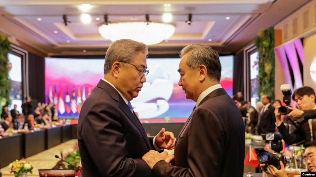 韩国外长朴振（左）与中国最高外交官员王毅2023年7月在雅加达出席东盟外长扩大会议期间会面。（媒体联访照片）(photo:VOA)