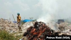 Pembakaran sampah plastik di Desa Bangun, Mojokerto, Jawa Timur, yang menjadi salah satu tempat pembuangan sampah limbah impor. Sisa pembakaran limbah plastik menghasilkan senyawa dioksin yang berbahaya bagi kesehatan. (Foto: Petrus Riski/VOA)