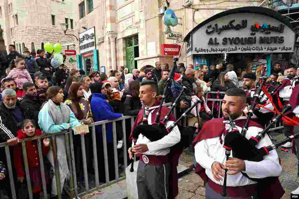  Una banda de scouts palestinos desfila al ritmo de las gaitas ante el público congregado el pasado año 2022, en la plaza cetral de la ciudad de Belén, en Cisjordania ocupada. &nbsp; 