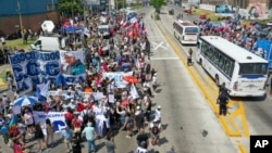 ARCHIVO - Manifestantes bloquean parcialmente carreteras para protestar por las reformas económicas del presidente Javier Milei en La Matanza, en las afueras de Buenos Aires, Argentina, el jueves 28 de diciembre de 2023.