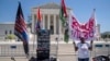 Nadine Seiler, de Waldorf, Maryland, se manifiesta a favor del acceso a las píldoras abortivas el 21 de abril de 2023 frente a la Corte Suprema en Washington, EEUU.