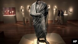 Cleveland Sanat Müzesi'nde bulunan ve Roma İmparatoru ve filozof Marcus Aurelius'a ait olduğuna inanılan başsız bronz heykel.