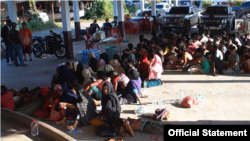 ထိုင်းနိုင်ငံတောင်ပိုင်းမှာ ကားသုံးစီးအပြည့်တင်လာတဲ့ အထောက်အထားမဲ့ရိုဟင်ဂျာတွေကို ထိုင်းရဲတပ်ဖွဲ့က တွေ့ရှိထိန်းသိမ်းထားစဉ်။ (ဧပြီ ၅၊၂၀၂၃)