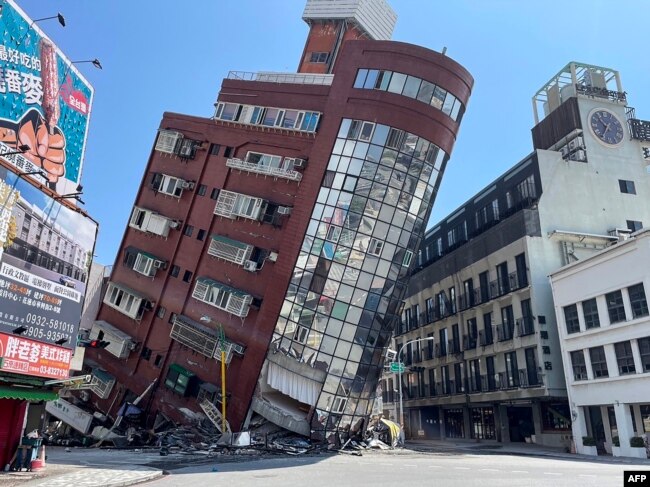 Sebuah bangunan rusak di Hualien, setelah gempa besar melanda timur Taiwan. (Foto: AFP)