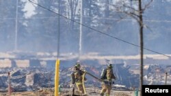 캐나다 온타리오주 대규모 화재 현장을 진압한 소방관들이 잔불을 점검하고 있다. (자료사진)