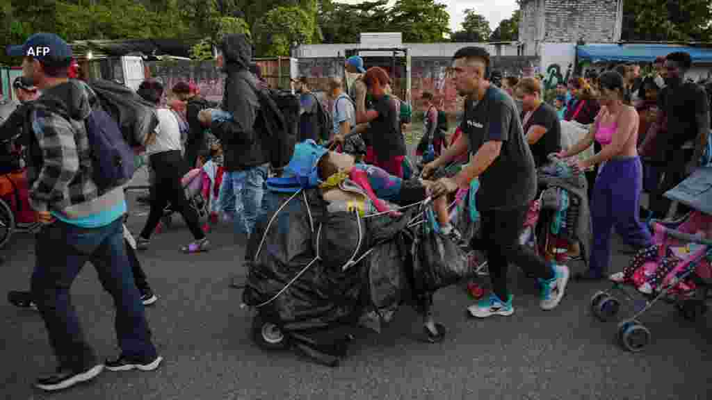 Aproximadamente 2.000 personas emprendieron el lunes una nueva caminata desde el sur de México y siguen avanzando por las carreteras con el objetivo de llegar a la frontera de Estados Unidos donde pedirían asilo. (AFP)