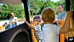 Dua ayah mengawasi putra balita mereka di taman bermain di Stockholm (foto: dok). Swedia telah meluncurkan undang-undang baru yang memberikan cuti berbayar kepada kakek-nenek untuk bisa mengasuh cucu mereka.