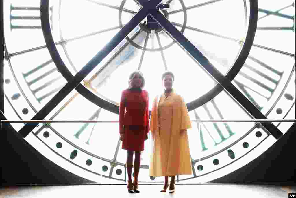 Peng Liyuan (kanan) istri Presiden China Xi Jinping dan Brigitte Macron, istri Presiden Prancis, mengunjungi Museum Orsay selama kunjungan kenegaraan Presiden Xi Paris, Prancis, Senin, 6 Mei 2024. (Foto: Aurelien Morissard/Pool/AFP)