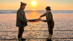 El presidente Joe Biden participa en la ceremonia de recordación del Día D en la playa Omaha en Normandía
