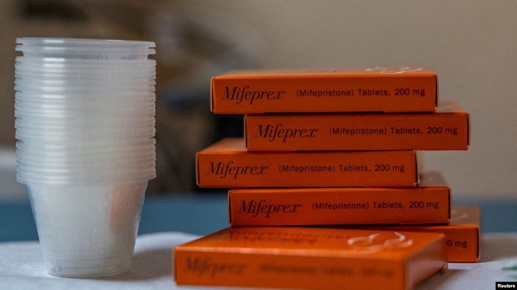 资料照 2023 年 1 月 13 日，在圣特雷莎的新墨西哥州妇女生殖诊所，为患者准备了一盒盒米非司酮，这是药物流产中使用的第一种药。(photo:VOA)