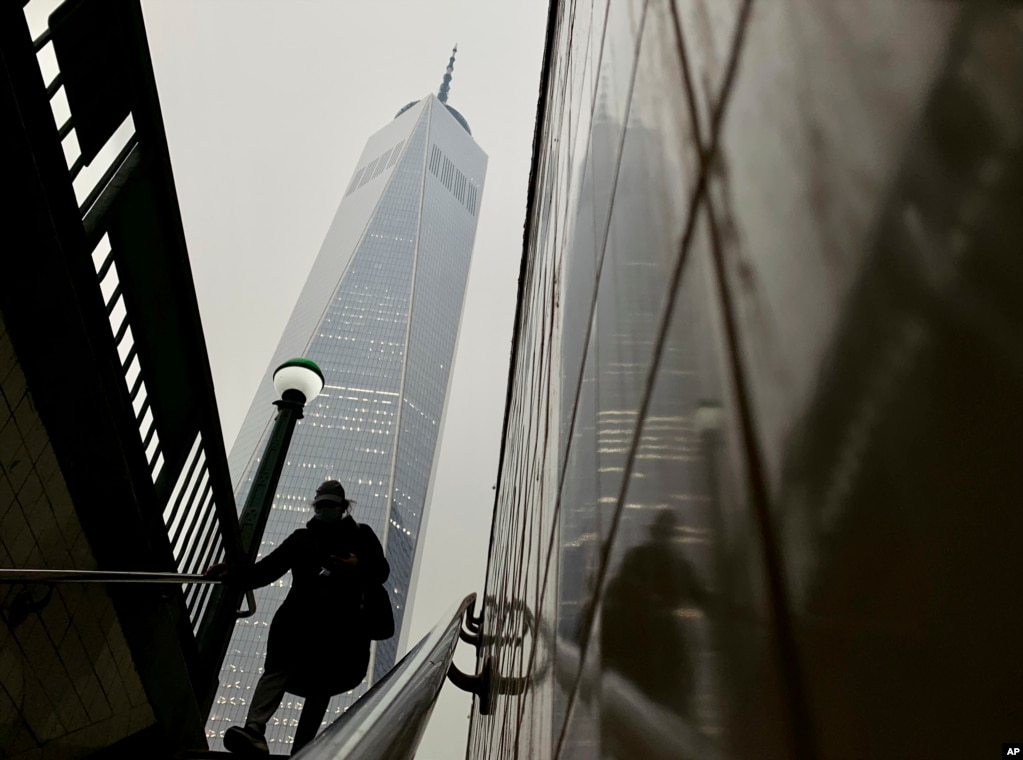 La exposición a niveles elevados de contaminación por partículas finas puede afectar el corazón y los pulmones, por eso, las alertas se hacen especialmente para grupos sensibles como niños, adultos mayores y personas con problemas pulmonares. [Foto: AP]