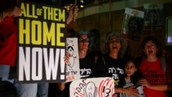 지난 23일 이스라엘 텔아비브에서 하마스의 이스라엘 공격 이후 가자지구에 억류된 이스라엘 인질들의 즉각적인 석방을 요구하는 집회가 진행됐다.