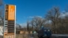 ARCHIVO - Una estación de gasolina abandonada en Nueva York, Ucrania, refleja el abandono de la zona de guerra, los propietarios decidieron desplegar el nombre de la ciudad en la torre para recordar su nombre entre constantes borbandeos, captada el 20 de febrero de 2023. 