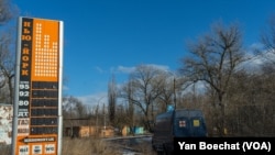 ARCHIVO - Una estación de gasolina abandonada en Nueva York, Ucrania, refleja el abandono de la zona de guerra, los propietarios decidieron desplegar el nombre de la ciudad en la torre para recordar su nombre entre constantes borbandeos, captada el 20 de febrero de 2023. 