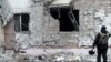2022年12月1日烏克蘭赫爾鬆一名烏克蘭戰爭罪檢察官檢查一座俄羅斯軍事打擊而受損的住宅樓