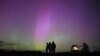 Aurora Borealis, juga dikenal sebagai Cahaya Utara, menerangi langit saat orang-orang berkumpul untuk menyaksikan hujan meteor Perseid tahunan di dekat desa Borodinka di wilayah Omsk, Rusia. (Reuters)&nbsp;