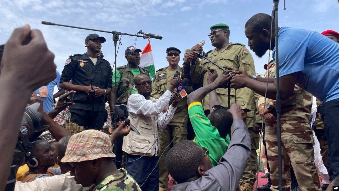 Mohamet Tumba, jedan od vojnih šefova koji su svrgli predsednika Mohameda Bazuma, obraća se pristalicama vladajuće hunte u Nijameju, Niger, 6. avgusta 2023.