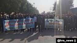 کارگران اعتصابی کارخانه گروه ملی صنعتی فولاد ایران در اهواز
