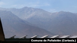 La administración local de Peñalolén, en Chile, ha llevado a cabo políticas para financiar paneles solares en el municipio como medida de adaptación al cambio climático.