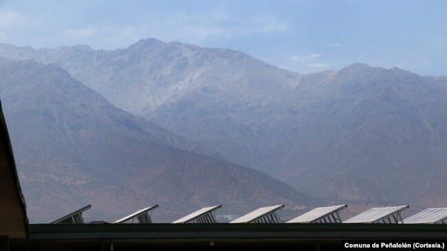 La administración local de Peñalolén, en Chile, ha llevado a cabo políticas para financiar paneles solares en el municipio como medida de adaptación al cambio climático.