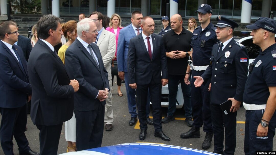 Ministar unutrašnjih poslova Srbije Bratislav Gašić i ambasador SAD u Beogradu Kristofer Hil prisustvuju primopredaji donacije od 60 kamera za uniforme pripadnike saobraćajne policije. (Foto: FoNet)