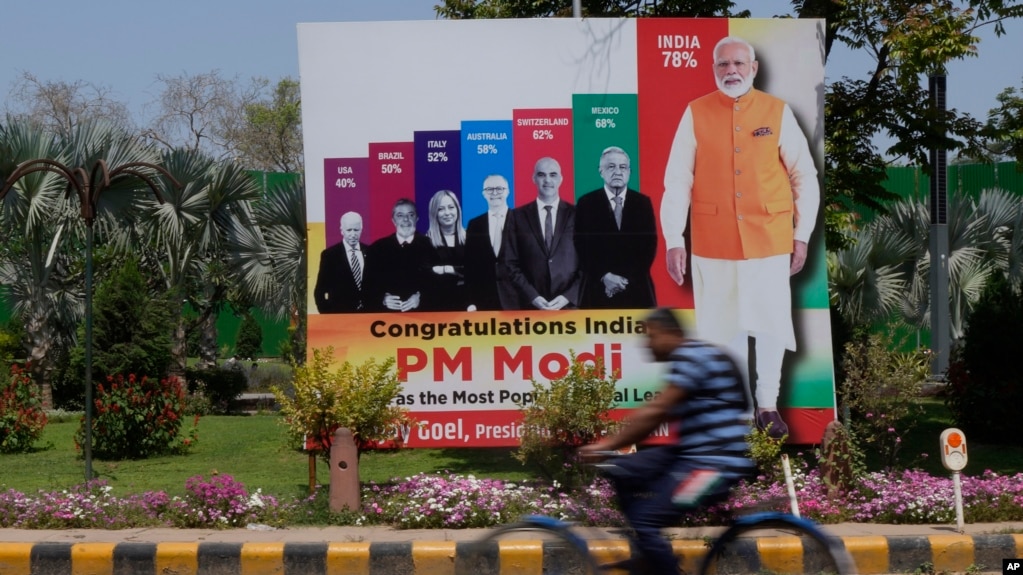 印度首都新德里的一块广告牌上显示印度总理莫迪是世界领导人中最受欢迎的人。印度政府利用其作为今年G20 峰会主办国的角色，发动了一场宣传攻势，强调印度在莫迪领导下影响力不断增强。（资料照片，2023 年 4 月 6 日）(photo:VOA)