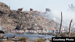 In Indonesia, this landfill that is full of plastic containers Illustrates how bad the plastic pollution problem is worldwide. (2019/5 Gyres Institute)