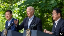 조 바이든 미국 대통령과 윤석열 한국 대통령, 기시다 후미오 일본 총리가 지난해 8월 18일 캠프 데이비드에서 정상회의에 이어 공동회견을 했다.