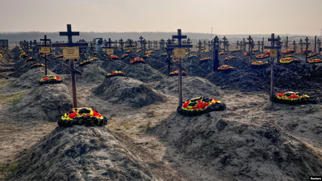 ARCHIVO - Tumbas de mercenarios rusos de Wagner en un cementerio cerca del pueblo de Bakinskaya en la región de Krasnodar, Rusia, en enero de 2023.