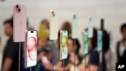 蘋果公司在位於美國加利福尼亞州庫比蒂諾總部舉行的新品發佈會上展示 iPhone 15 和 15 Plus 機型。（2023年9月13日）