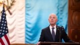 Menteri Keamanan Dalam Negeri AS Alejandro Mayorkas menghadiri konferensi pers di Istana Nasional di Guatemala City, 21 Maret 2024. (Foto: Santiago Billy/AP Photo)