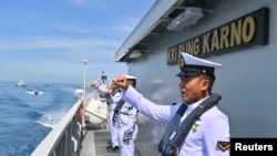 Sejumlah perwira TNI Angkatan Laut berdiri di dek KRI Bung Karno-369 dalam latihan bersama Multilateral Naval Exercise Komodo (MNEK) 2023 di Laut Makassar, Sulawesi Selatan, 5 Juni 2023. (Foto: M Risyal Hidayat/Antara Foto via Reuters)