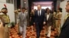 2023年3月1日，俄罗斯外交部长谢尔盖·拉夫罗夫（中）在印度新德里20国集团会议间隙出席“列夫·托尔斯泰-圣雄甘地”展览开幕式。（美联社照片）