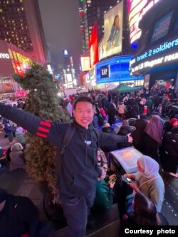 Teddy Cahyadi saat mengikuti salat Tarawih di Times Square, New York (dok: Teddy Cahyadi)