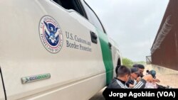 Un grupo de migrantes resulta detenido por agentes de la patrulla fronteriza al intentar cruzar a EEUU, el 4 de mayo de 2023, en McAllen, Texas.