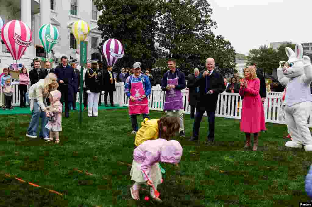 U.S. President Joe Biden and first lady Jill Biden attend the annual Easter Egg Roll on the South Lawn of the White House, Washington. REUTERS/Evelyn Hockstein