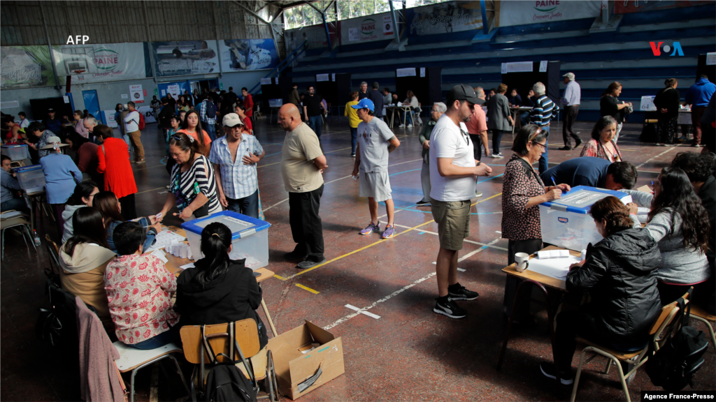 Los chilenos votan en un segundo referendo para reemplazar la constitución de la época de la dictadura del país, y los analistas dicen que la nueva propuesta es incluso más conservadora que la carta existente.