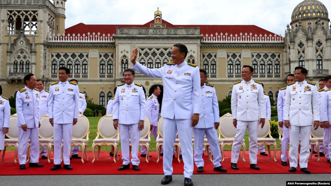 Perdana Menteri Thailand Srettha Thavisin dan anggota kabinetnya berfoto bersama di gedung pemerintah setelah upacara audiensi kerajaan untuk mengucapkan sumpah setia di Bangkok, Thailand, 5 September 2023. (Foto: REUTERS/Athit Perawongmetha)
