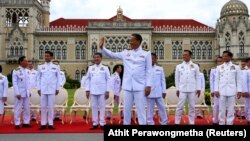 Perdana Menteri Thailand Srettha Thavisin dan anggota kabinetnya berfoto bersama di gedung pemerintah setelah upacara audiensi kerajaan untuk mengucapkan sumpah setia di Bangkok, Thailand, 5 September 2023. (Foto: REUTERS/Athit Perawongmetha)