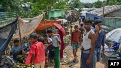উখিয়ায় ঘূর্ণিঝড় মোচা ভূমিধসের একদিন পর কুতুপালং ক্যাম্পের একটি বাজার এলাকায় প্রয়োজনীয় জিনিসপত্র কিনতে জড়ো হয়েছে রোহিঙ্গা শরণার্থীরা। ১৫ মে, ২০২৩। (ফাইল ছবি) 