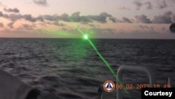 菲律賓海警隊公佈2023年2月6日中國海警船向菲律賓補給船照射“軍用級”激光的照片。