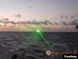 菲律宾海警队公布2023年2月6日中国海警船向菲律宾补给船照射“军用级”激光的照片。