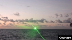 菲律宾海警队公布2023年2月6日中国海警船向菲律宾补给船照射“军用级”激光的照片。