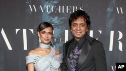 Sutradara Ishana Night Shyamalan dan produser M. Night Shyamalan di New York. (dok: Andy Kropa/Invision/AP)