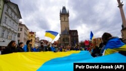 Manifestación en la Plaza de la Ciudad Vieja para conmemorar el primer aniversario de la invasión a gran escala de Rusia a Ucrania, en el centro de Praga, República Checa, el viernes 24 de febrero de 2023. (Foto AP/Petr David Josek)