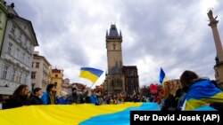 Peringatan Setahun invasi besar-besaran Rusia ke Ukraina, di alun-alun pusat kota Praha, Republik Ceko, Jumat, 24 Februari 2023. (AP Photo/Petr David Josek)