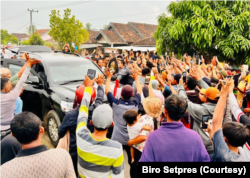 Presiden Jokowi sempat menemui warga setempat dan mendengarkan keluhan terkait jalan rusak yang sudah lama tidak diperbaiki. (Foto: Courtesy/Biro Setpres)