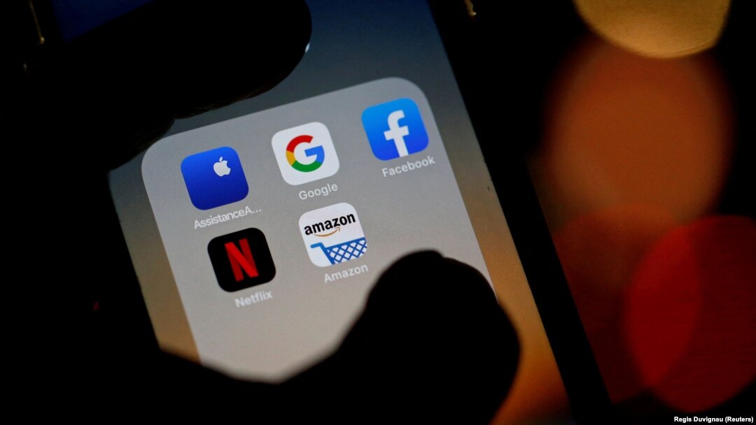 ILUSTRACIJA - Logotipi Gugla, Amazona, Fejsbuka, Epla i Netfliksa na ekranu mobilnog telefona (Foto: Reuters/Regis Duvignau)