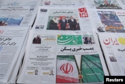 Sebuah surat kabar yang memuat bendera Iran dan Arab Saudi di halaman depannya terlihat di Teheran, Iran, 11 Maret 2023. (Majid Asgaripour/West Asia News Agency via Reuters).