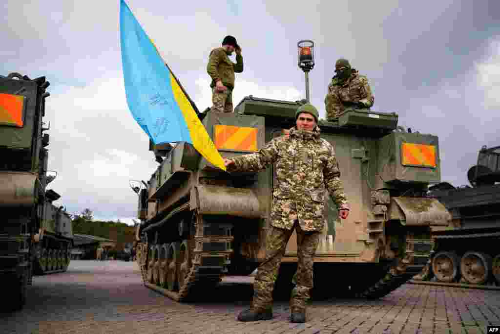 Britaniyada harbiy mashg'ulotlarda ishtirok etayotgan ukrainalik askarlar. Angliya.